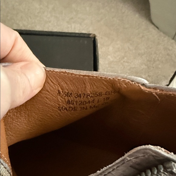 Any offers accepted 🍾Frye Women's Taupe Leather Ankle Booties - Picture 4 of 5